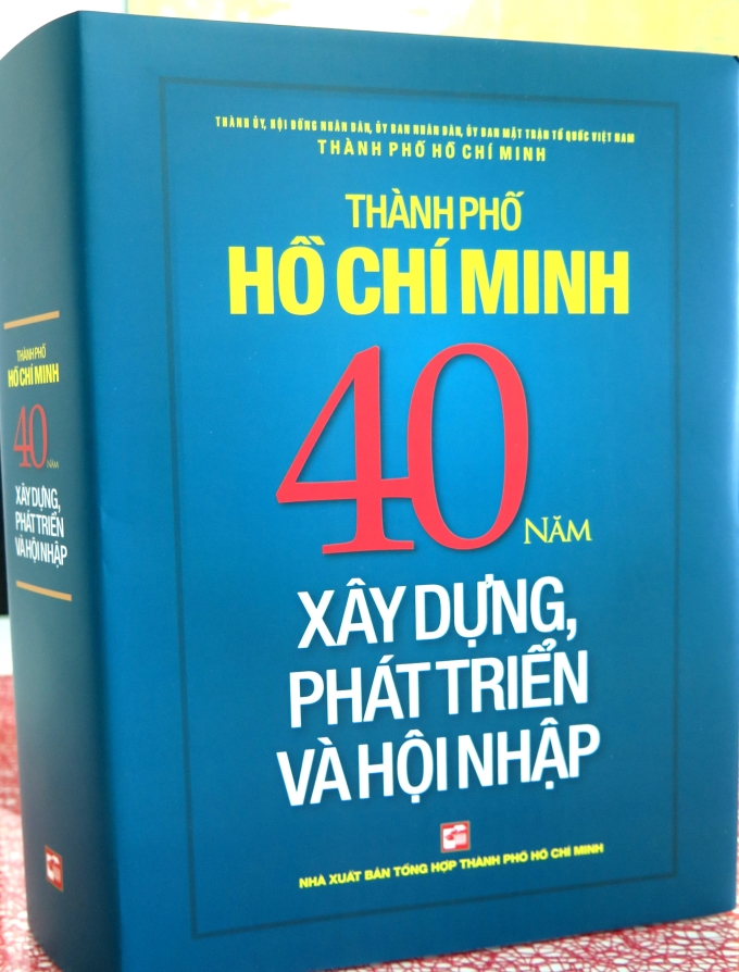 Bìa cuốn sách “TPHCM - 40 năm xây dựng, phát triển và hội nhập”.